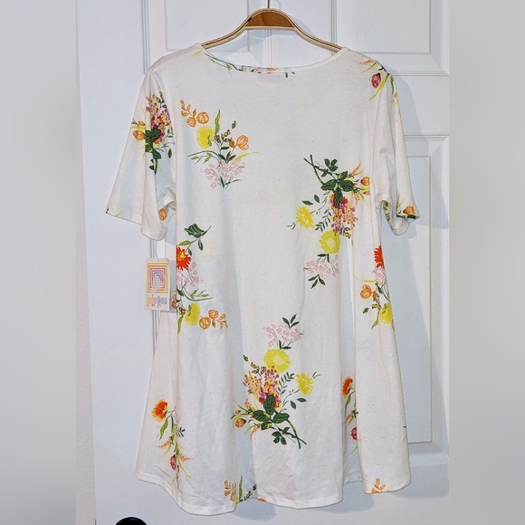 LULAROE MARIANNE WHITE FLORAL PERFECT SWING TEE SPRING COMFY SIZE MEDIUM NWT - Picture 2 of 8